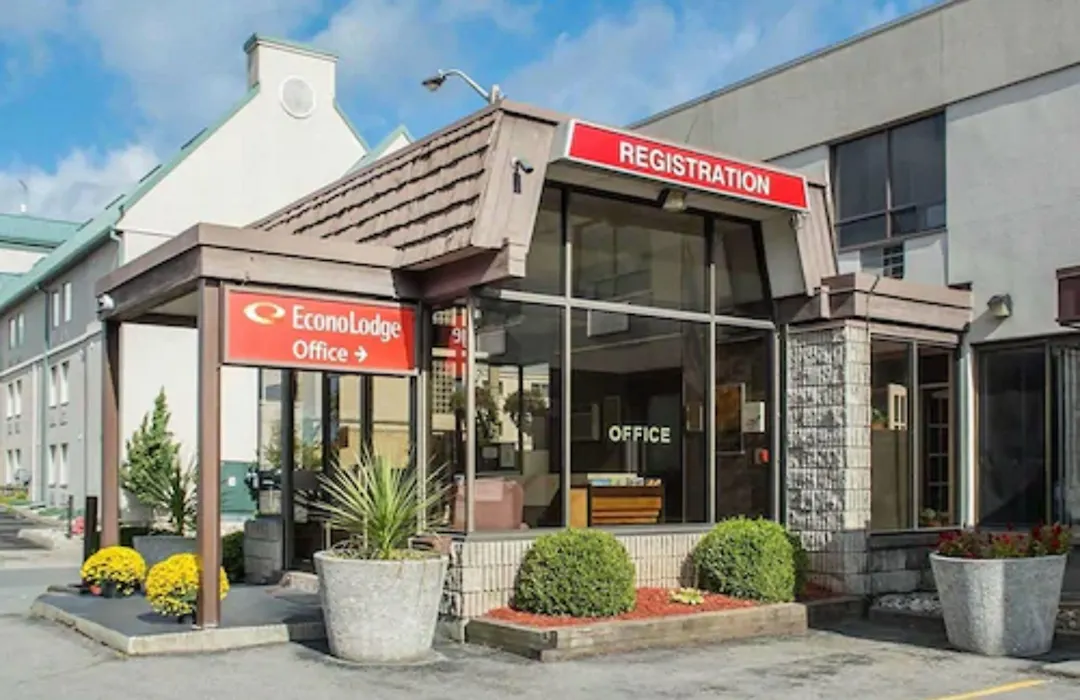 Econo Lodge By The Falls-1