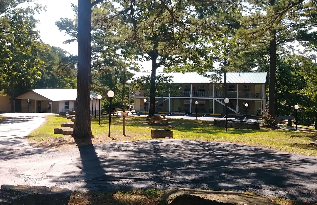 Traveler'S Inn-1