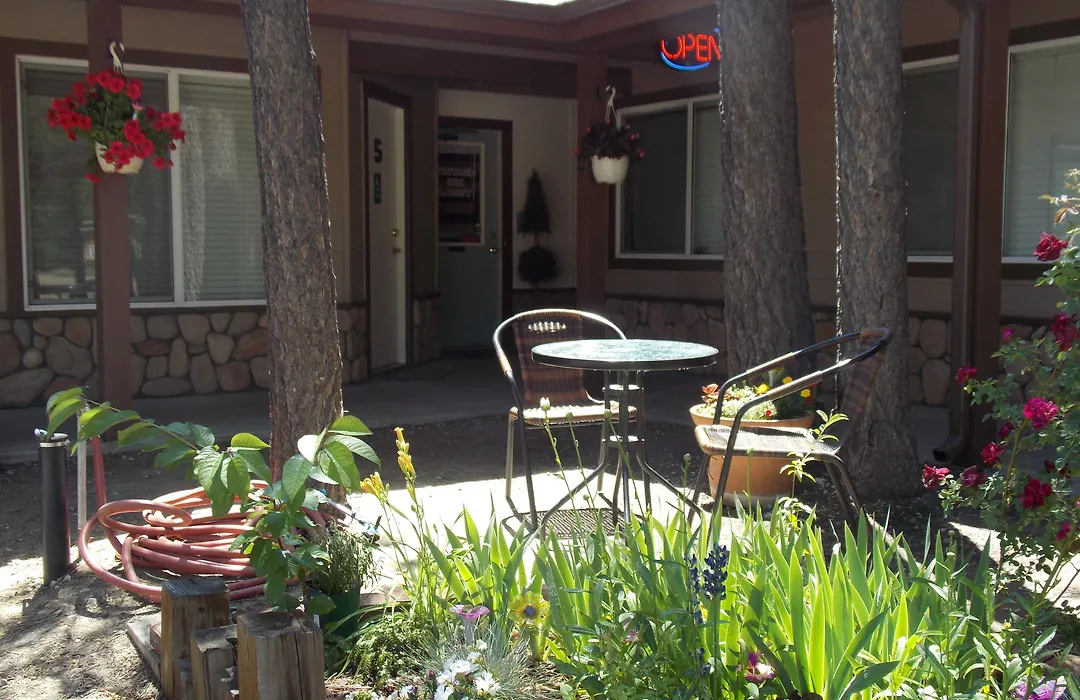 Vintage Lakeside Inn-1