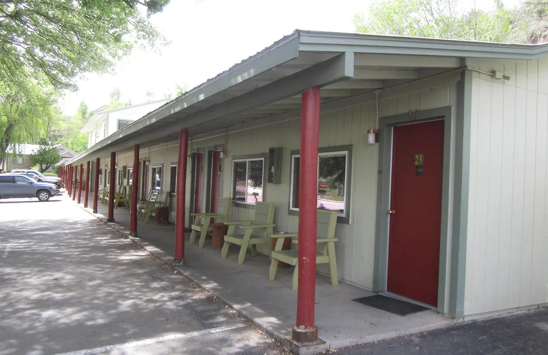 Wapiti Lodge-1