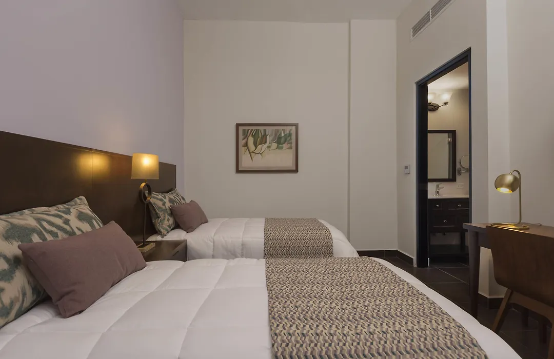 Decanter Hotel-1