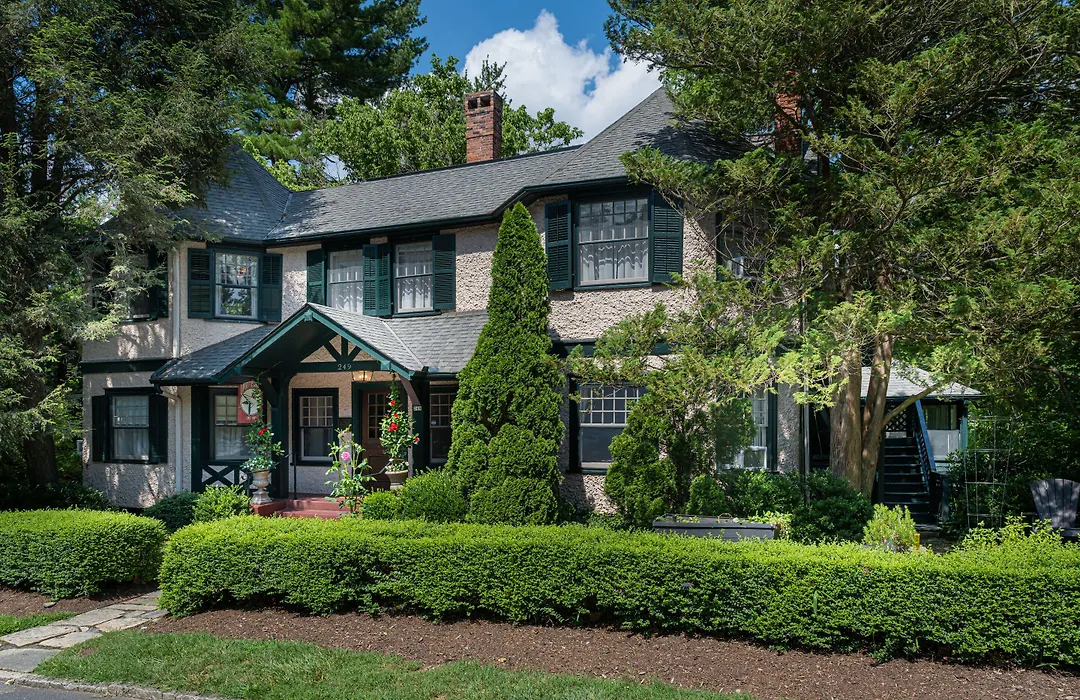Pinecrest Bed & Breakfast-1