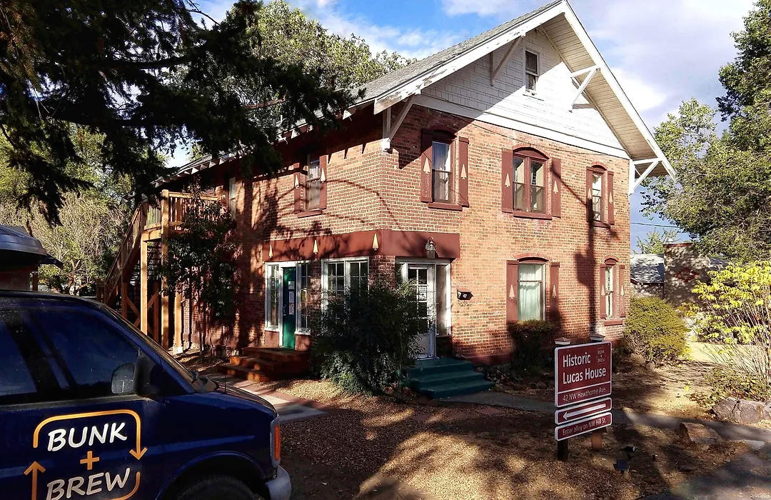 Bunk & Brew Historic Lucas House - Hostel-1