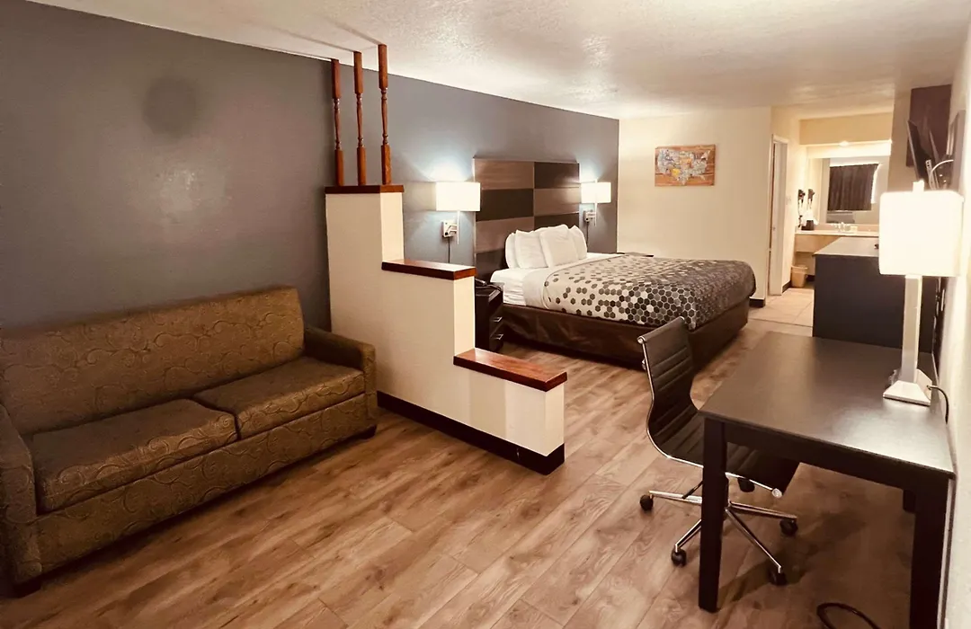 Econo Lodge Inn & Suites Downtown San Antonio-1