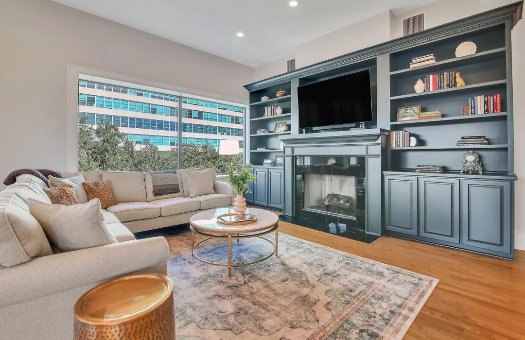 Sky Suite At 300 Drayton-1