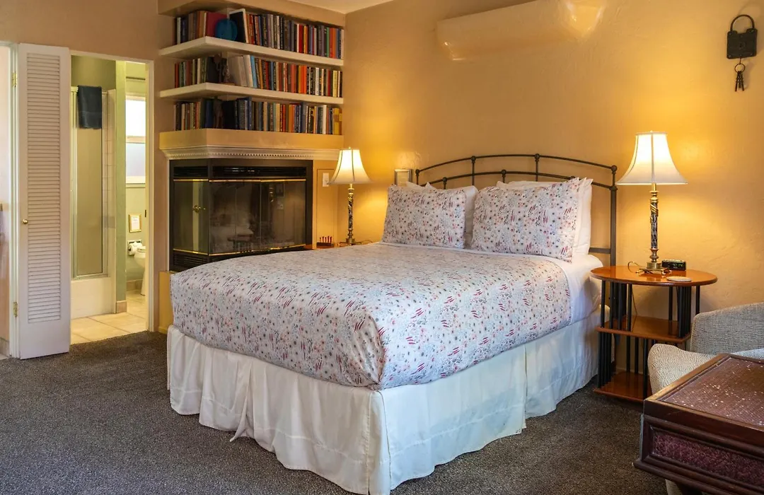 Coyote Inn - 21 And Over - A Town & Desert Boutique Hotel-1