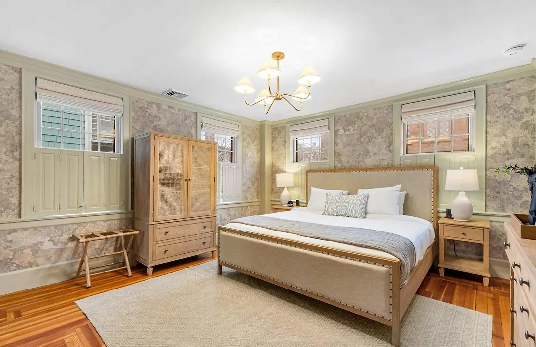 The Royce On Spring - High-End Family Getaway In Newport-1