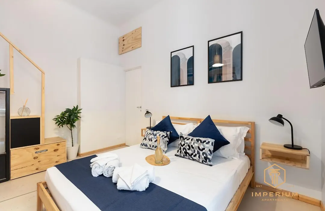 Imperium Vittorio Central Guesthouse - 4 Bdr, City Center, 100Mt To Train Station, Pvt Bathrooms, A-C-1