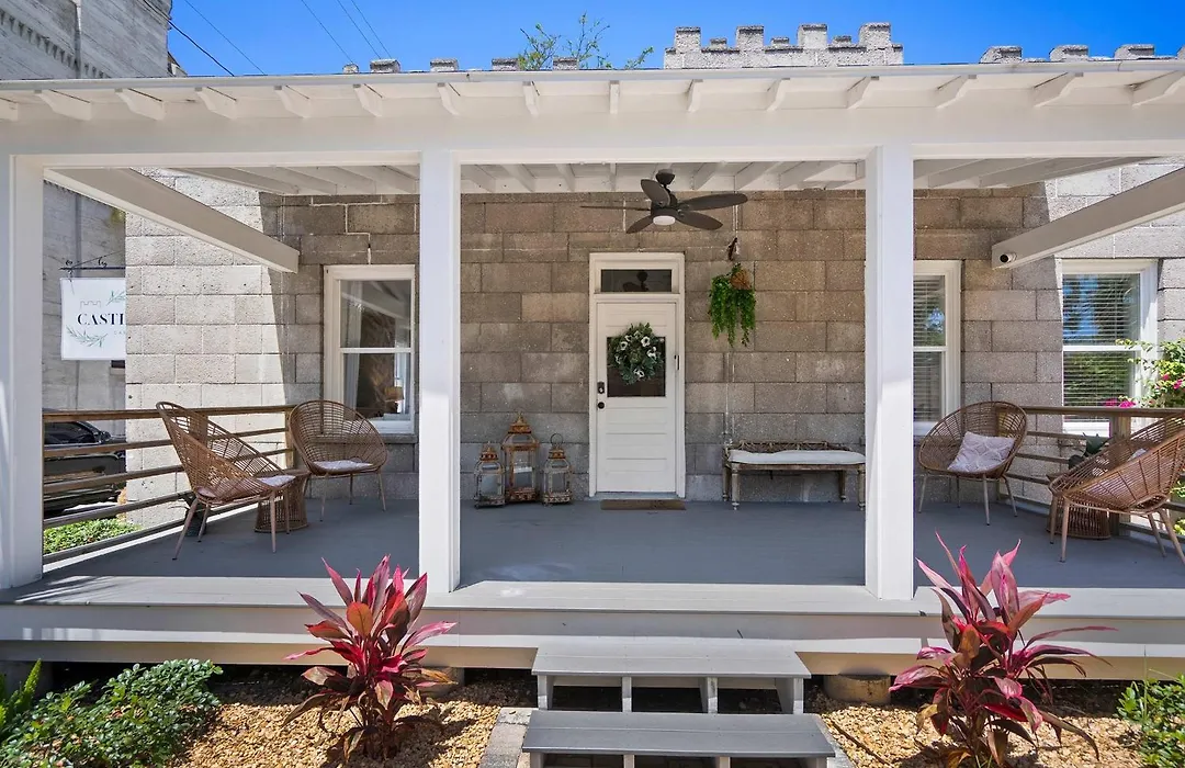 Remodeled Historic 1800S Carriage House, The Castle Garden, Colonial Modern Mansion-1