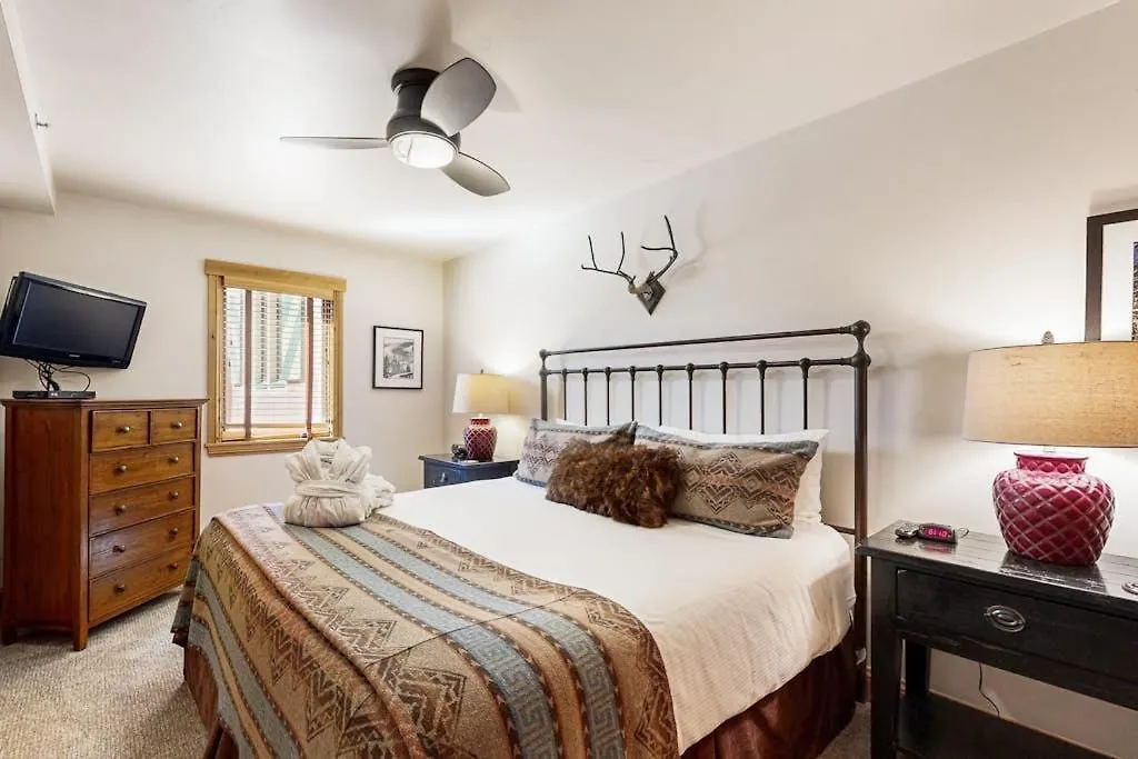 Lion Square Lodge-1
