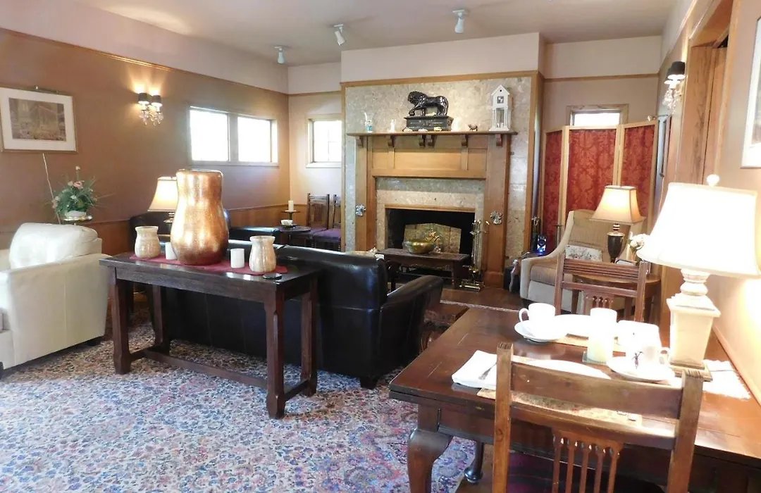 Bacon Mansion Bed And Breakfast-1