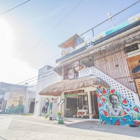 Straw Hat Hostel & Rooftop Bar-2