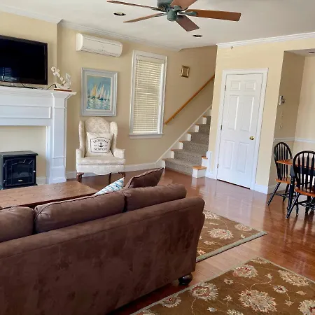 Modern Cottage Downtown Npt-Waites Wharf Cottage Re05618-Str-2