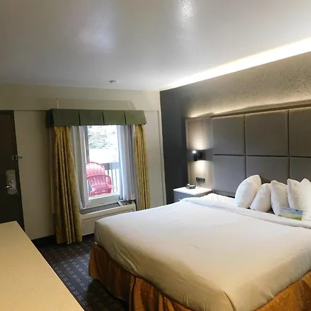 Days Inn & Suites By Wyndham Downtown Gatlinburg Parkway-3