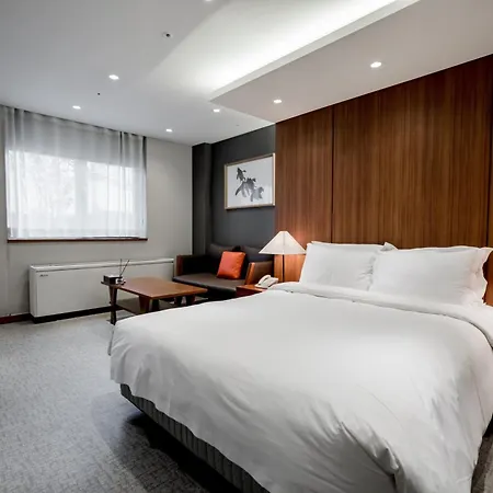 Oriens Hotel & Residences Myeongdong-2