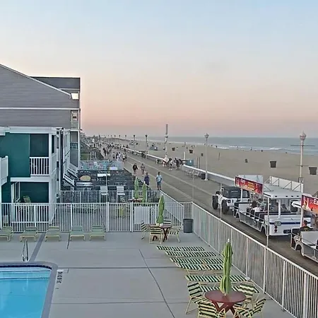 Fish Tales Boardwalk Inn & Ocean Mecca Motel-2