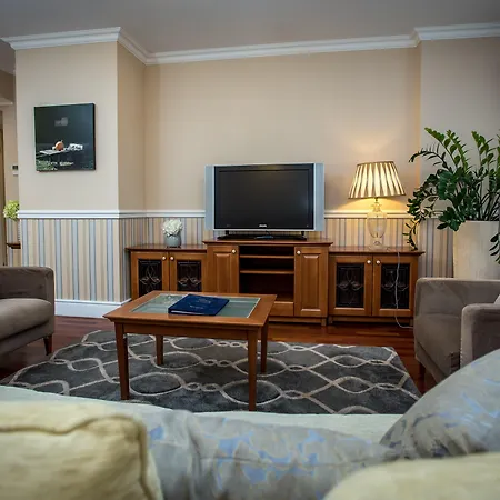 Queen'S Court Hotel & Residence-3