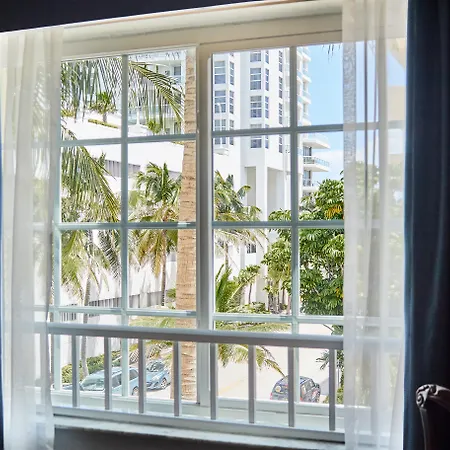 Modern Studio In Miami Beach-3