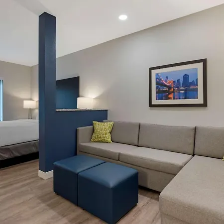 Comfort Suites Cincinnati University - Downtown-2