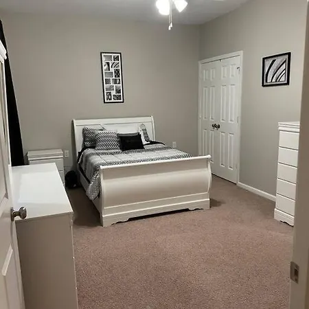 Cheerful 3 Bedroom, Close To Downtown And Arena!!!-2
