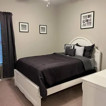 Cheerful 3 Bedroom, Close To Downtown And Arena!!!-3
