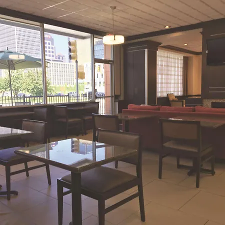 La Quinta Inn & Suites By Wyndham Indianapolis Downtown-3