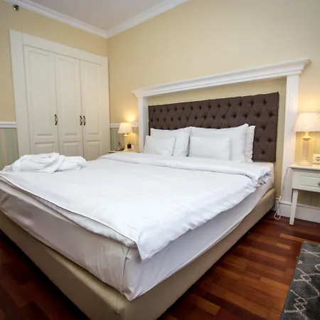 Queen'S Court Hotel & Residence-2