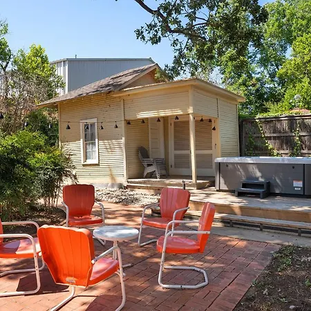 Gilded Carriage Haus With Hot Tub-2
