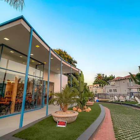 Ith Santa Barbara Surf Hostel-3