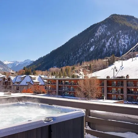 Independence Square 213, Spacious Hotel Room With 2 Queen Beds, Wet Bar, And Sitting Area-2
