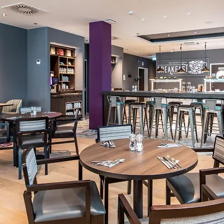 Premier Inn Stuttgart City Centre-3