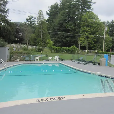 Howard Johnson By Wyndham Lake George-3