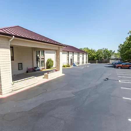 Super 8 By Wyndham Branson Andy Williams Theatre-2