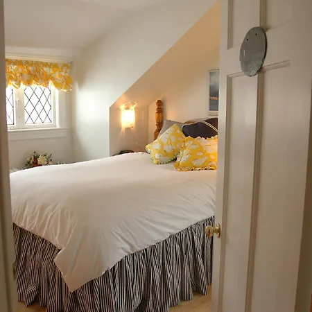 Leaside Manor-3