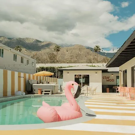 Mod Retreat In Vibrant Palm Springs-3