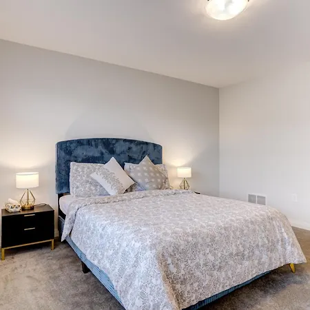 Niagara Falls Luxury Living - 8 Guest House-2