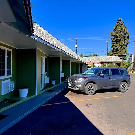 Chalet Motel - Affordable Stay In Central Bend-3
