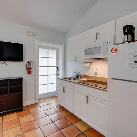 Ibis Suite | Bright Hideaway, Hot Tubs, Steps From Duval!-2