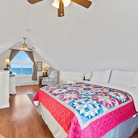 Perkins Cove Oceanfront Cottage-3