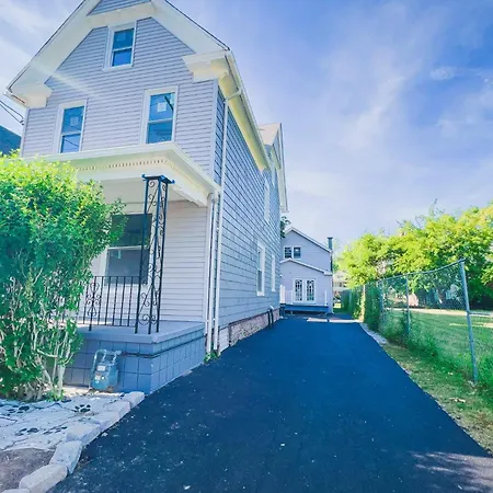 2 Homes, 1 Stay-7Br Niagara Falls Compound-3