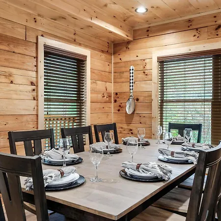 Happy Bear Lodge - 1 Mile To Parkway - Hot Tub, Pool Table & Theater!-2