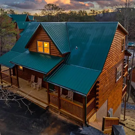 Happy Bear Lodge - 1 Mile To Parkway - Hot Tub, Pool Table & Theater!-3
