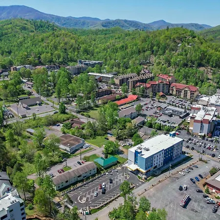Comfort Suites Gatlinburg Downtown-Convention Center-2