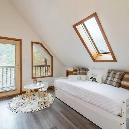 Twilight Timber - Pet Friendly Cabin With Hot Tub, And Game Room-2