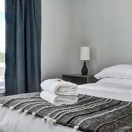 High-End Condo Downtown Kingston Near Rmc Queens-3