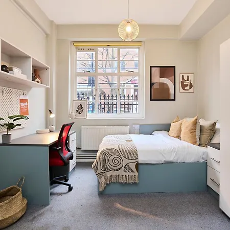 Deluxe Room 2 Louise House Summer Youth Accommodation-2