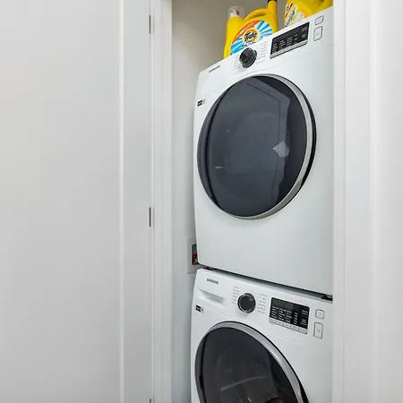 Luxury 2-Bedroom Oasis At College & Bathurst-3