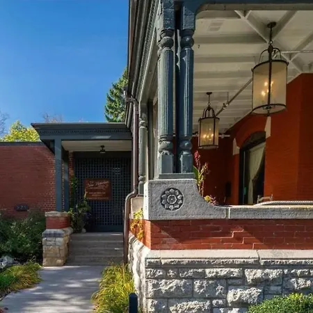 The New Victorian Mansion Bed & Breakfast-3