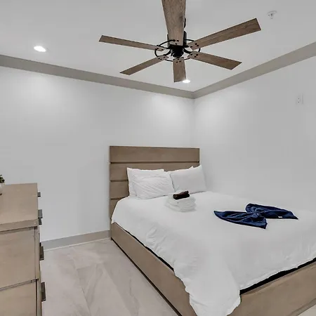 Sleeps 24-Spacious Suites Near Fq W Pool-2