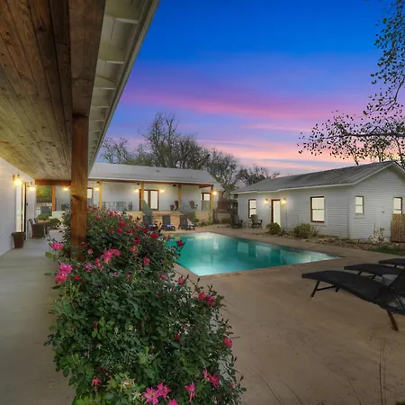 Schubert Inn Cottage - Pool - Walk To Main St-2